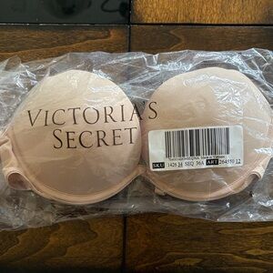 NWT Victoria’s Secret Pink Push-Up bra
Nude color, size 36A